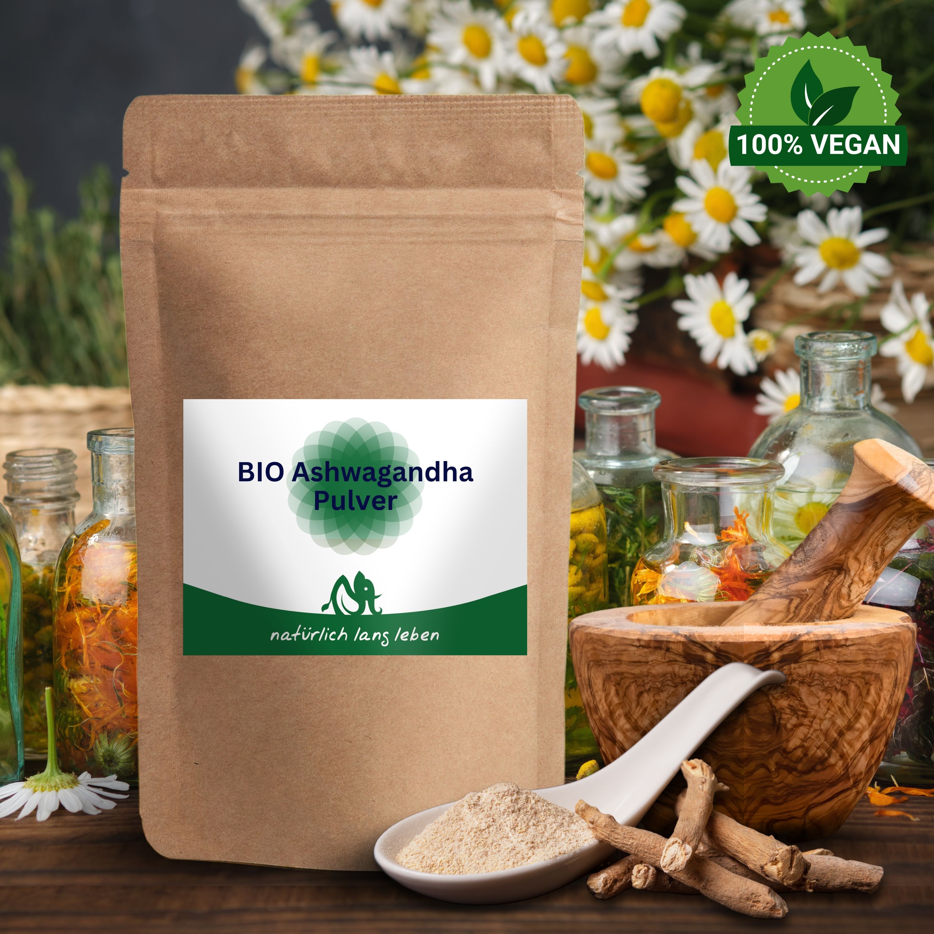 Braune Tüte mit Etikett, daneben Pulver, Wurzeln und Mörser. Aufschrift: BIO Ashwagandha Pulver. 100% Vegan.