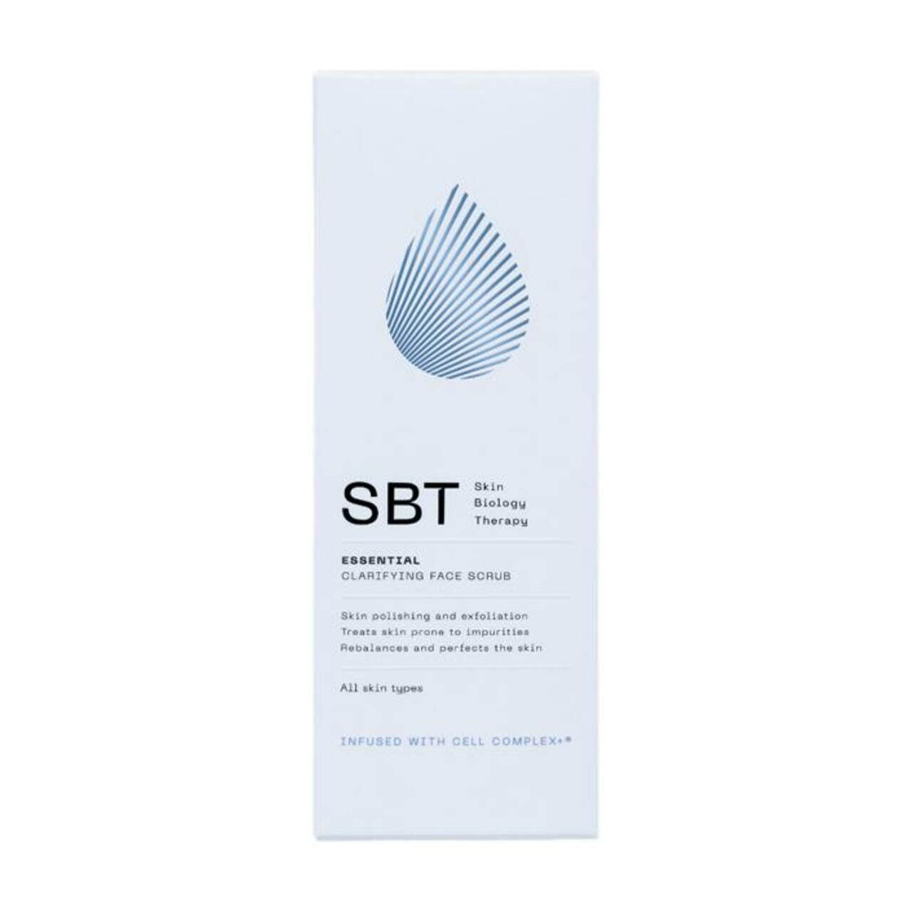 Weiße Verpackung mit SBT Clarifying Face Scrub. Tropfen-Logo. Text: Essential, für alle Hauttypen.