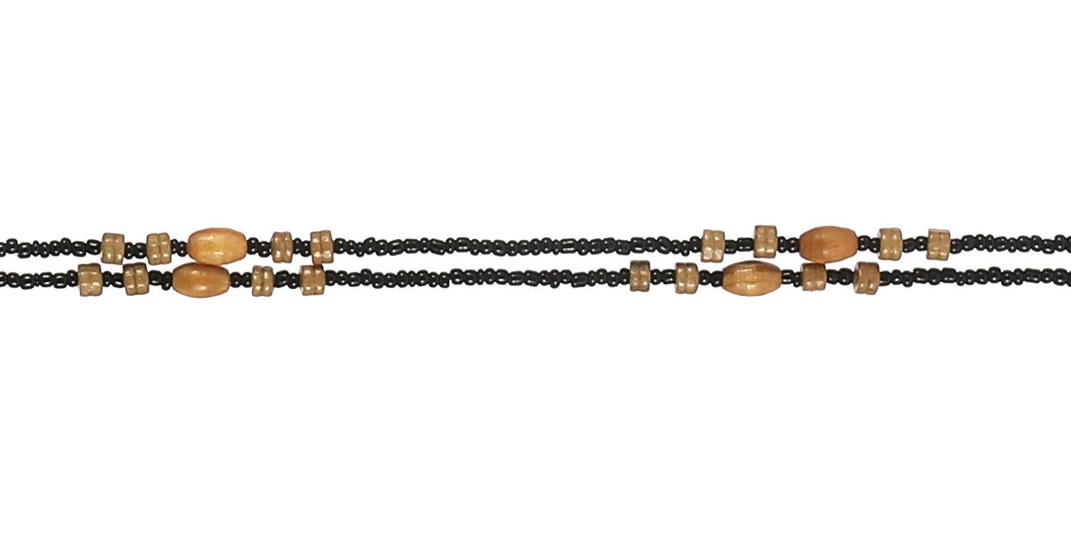 Nahaufnahme einer Brillenkette mit schwarzen Perlen und Holzperlen. Auf weißem Hintergrund.