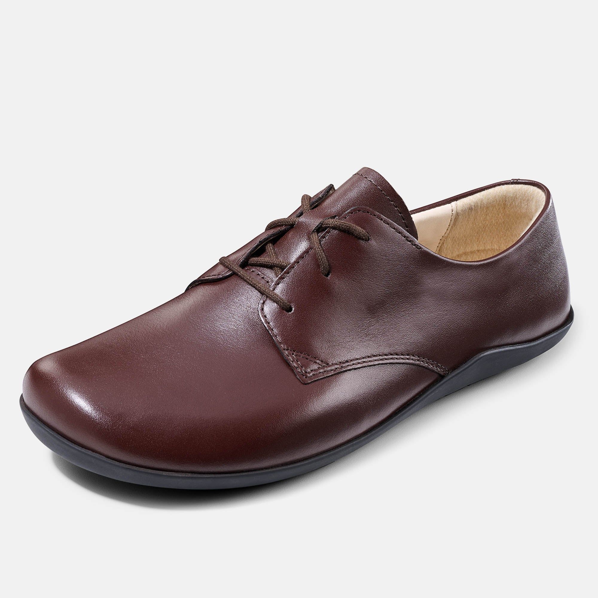 Brauner Lederschnürschuh. Schuh von der Seite, Schnürung sichtbar. Schwarze Sohle. Hellbraunes Innenfutter.