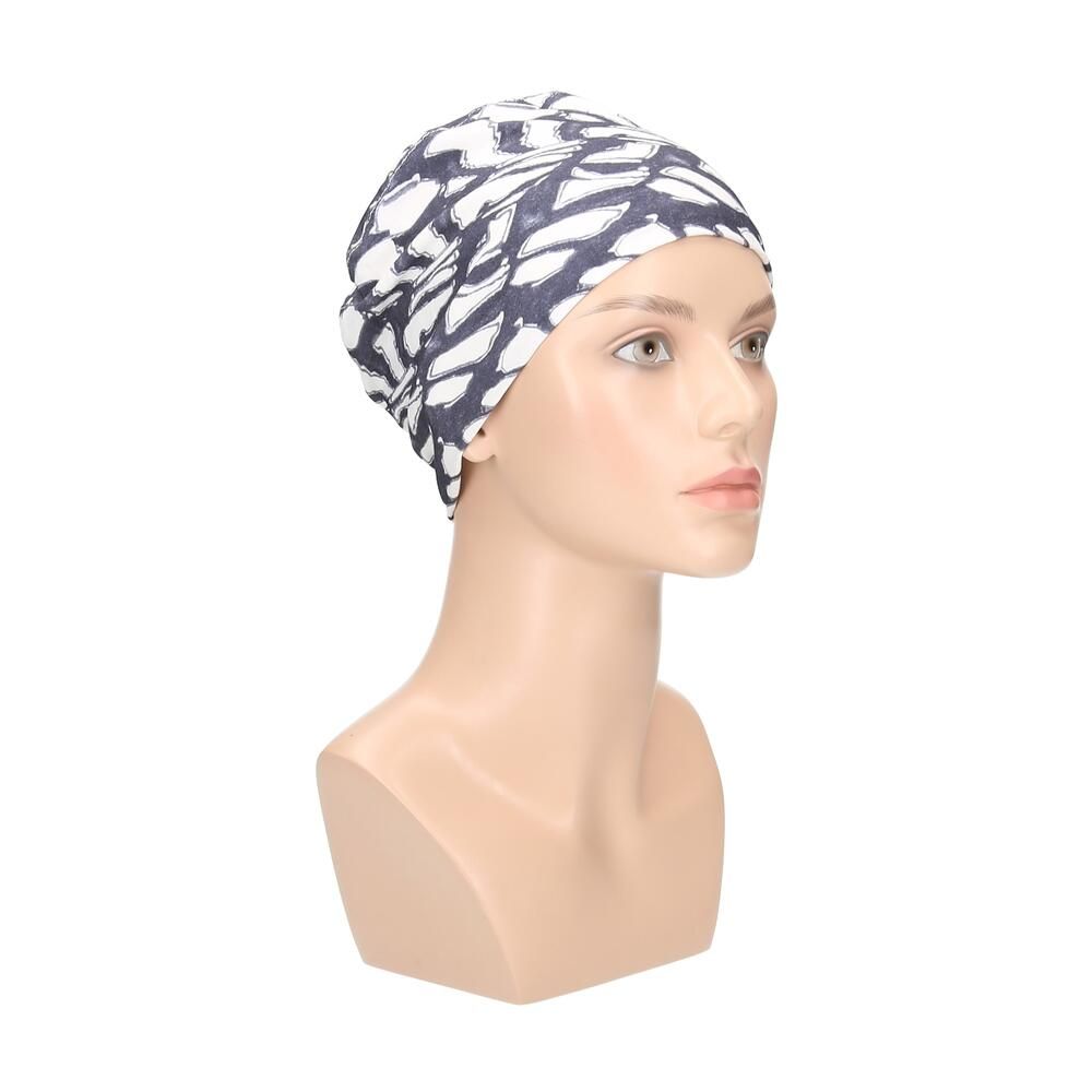 Turban in Ecru/Grau mit abstraktem Muster. Dreiviertelansicht auf Büste.