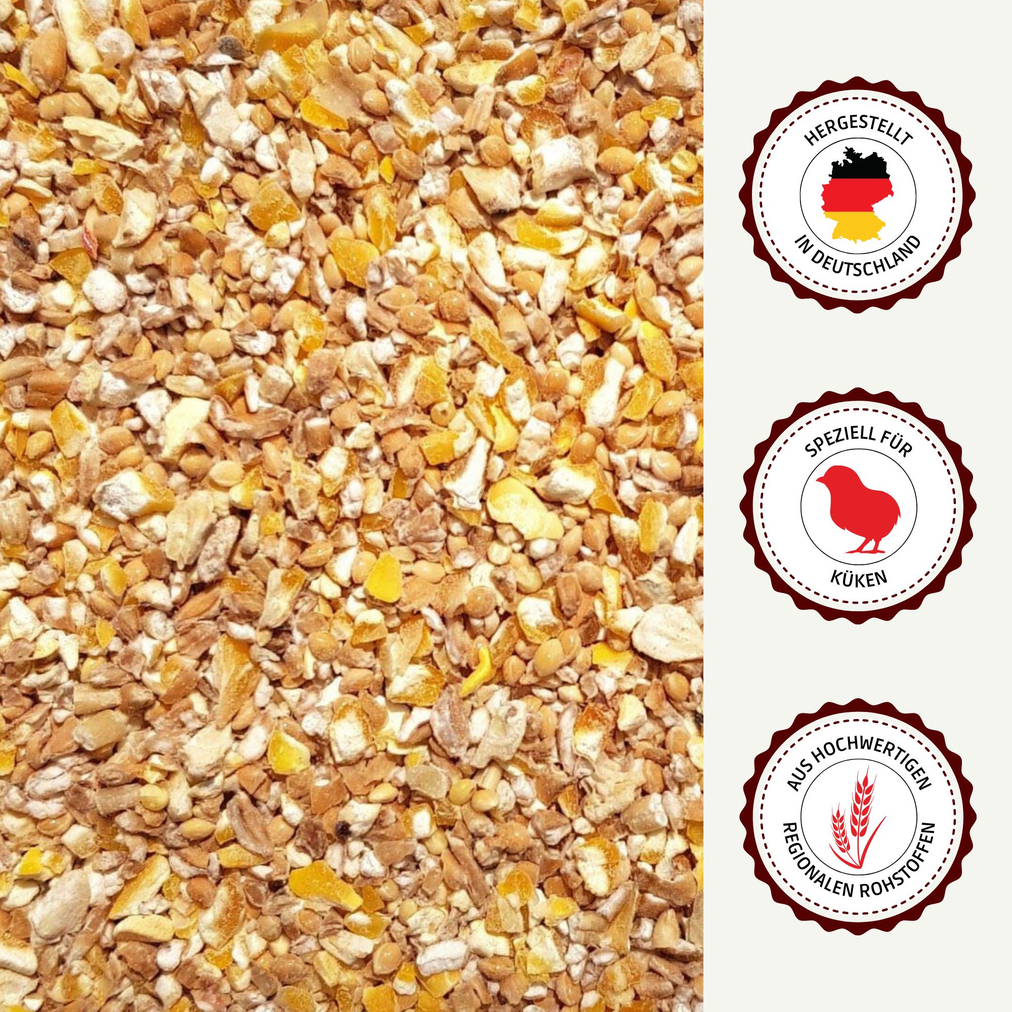 Nahaufnahme von Kükengrütze. Siegel: Hergestellt in Deutschland, speziell für Küken, aus hochwertigen Rohstoffen.