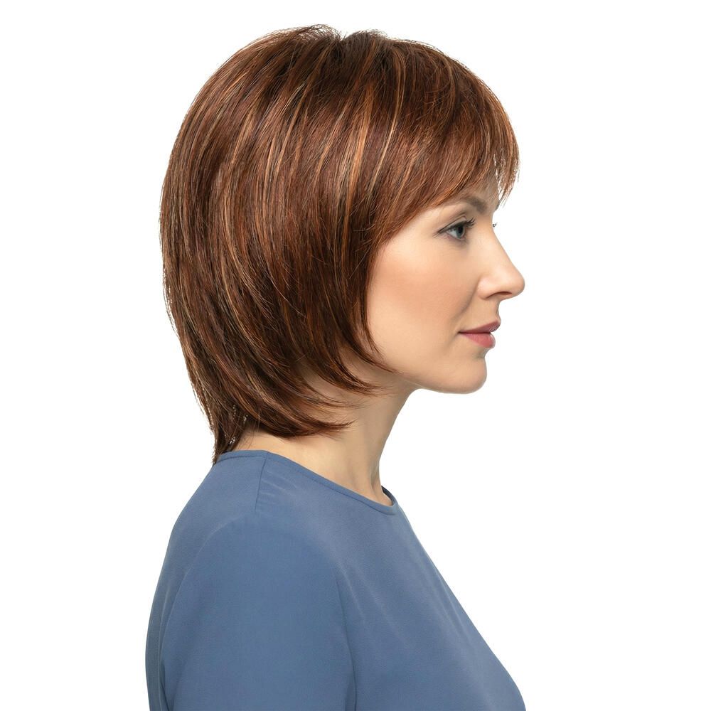 Kurzhaarperücke, rotbraun. Frau mit blauem Oberteil. Seitenansicht.