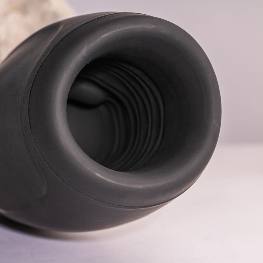 Nahaufnahme der Öffnung eines schwarzen Geräts. Innen geriffelt.