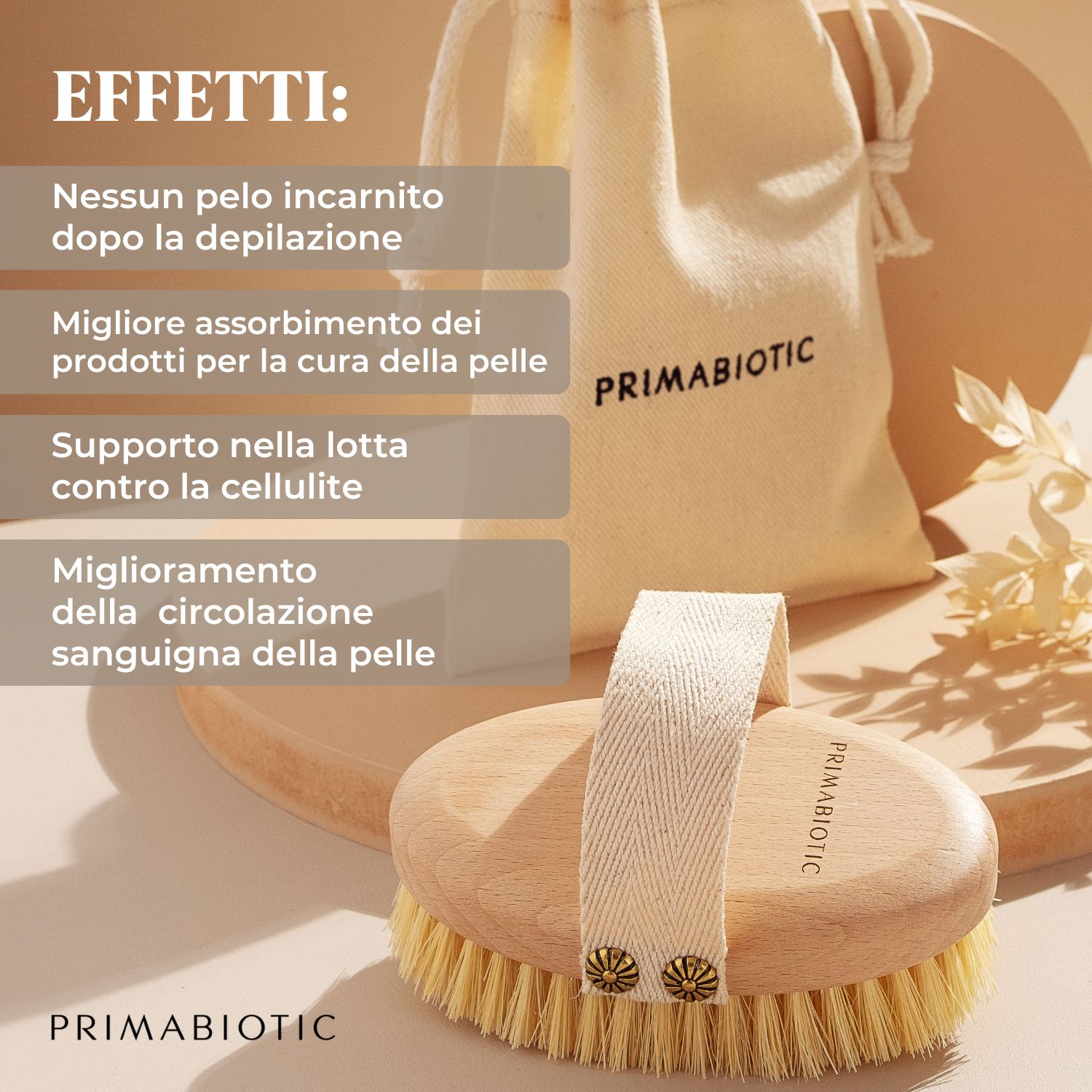 Körpermassagebürste mit Holzgriff und Stoffschlaufe. Text: "EFFETTI: Nessun pelo incarnito...", "Migliore assorbimento...", "Supporto nella lotta...", "Miglioramento della circolazione..." "PRIMABIOTIC".