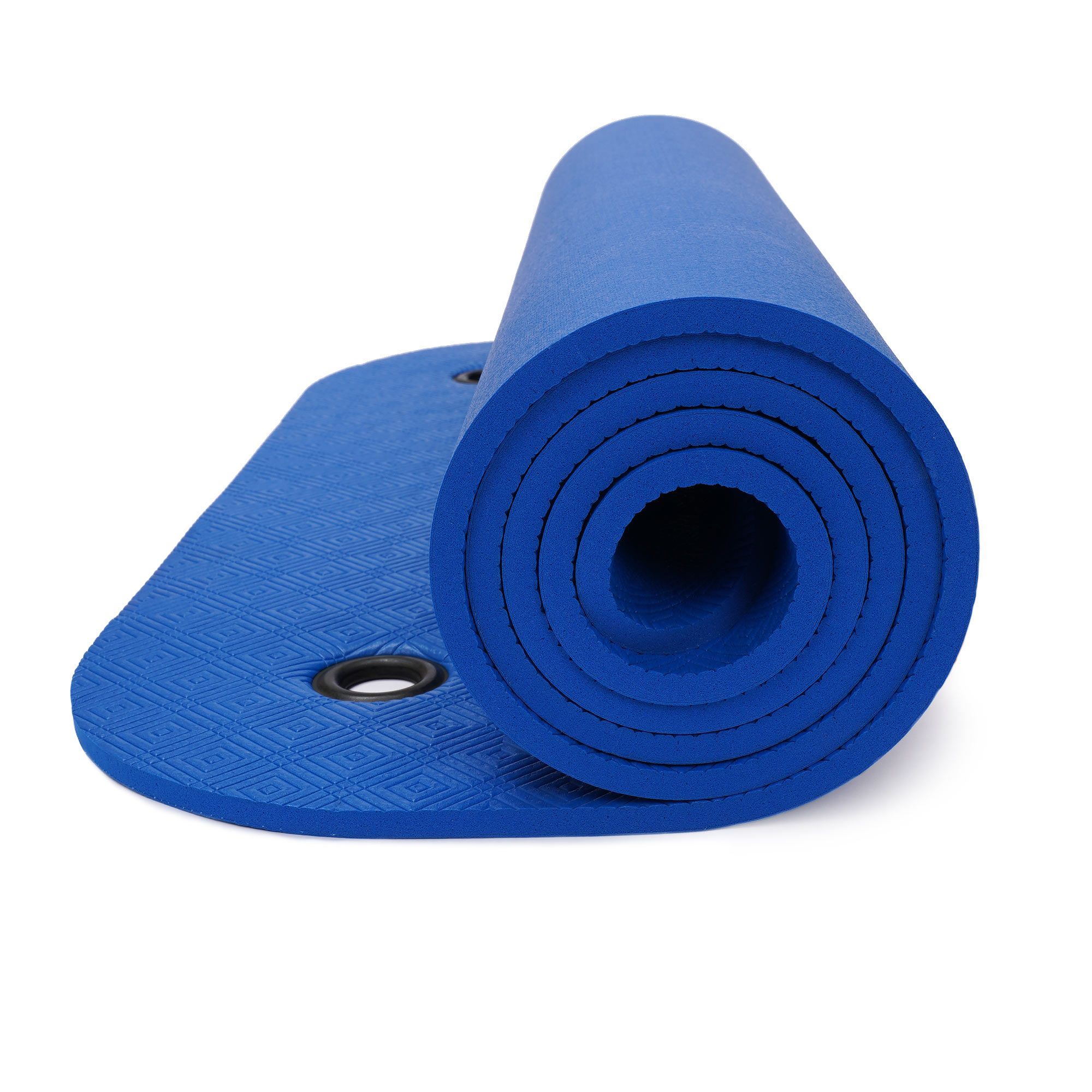 Nahaufnahme einer dunkelblauen Gymnastikmatte, aufgerollt, mit Ösen und Rautenmuster.