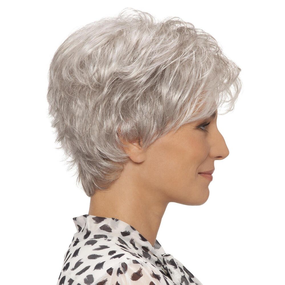 Graue Kurzhaarperücke. Seitenansicht einer Frau mit Perücke. Die Perücke hat welliges Haar.