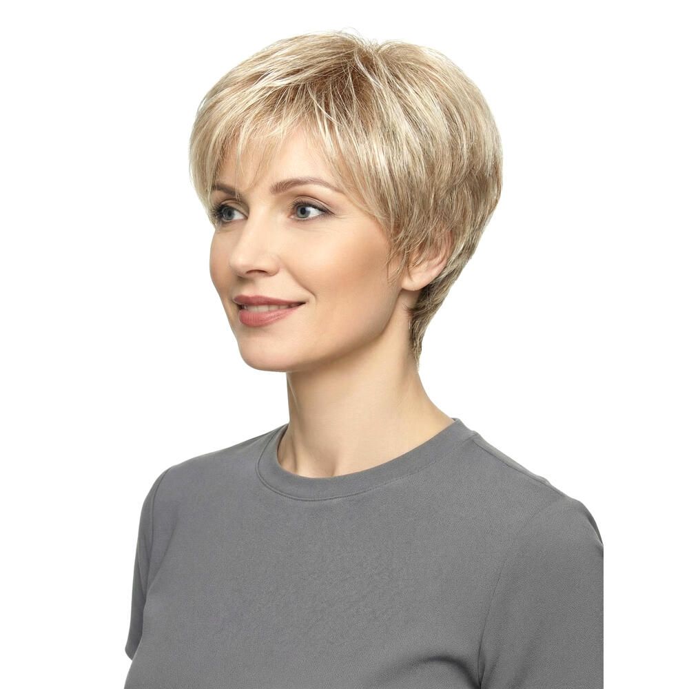 Kurzhaarperücke, blond, seitliche Ansicht einer Frau. Haarschnitt mit Pony. Frau trägt graues T-Shirt.