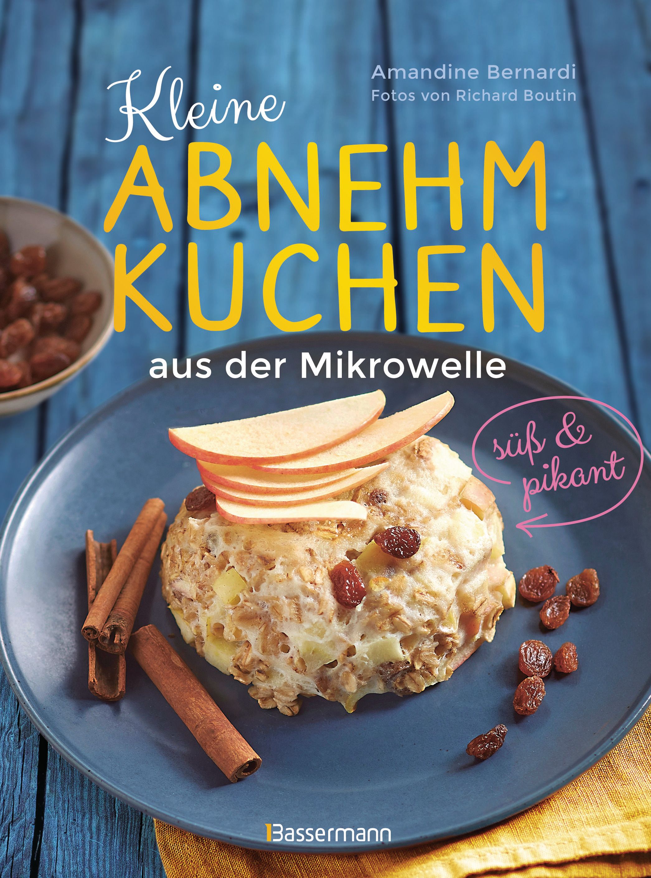 Buchcover: "Kleine Abnehmkuchen aus der Mikrowelle". Auf blauem Teller Kuchen mit Apfelscheiben, Rosinen und Zimtstangen. Süß & pikant.