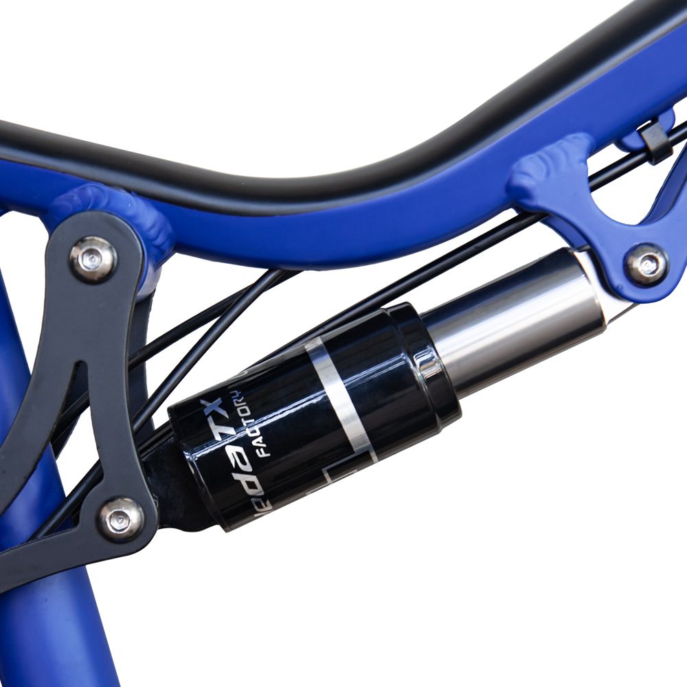 Nahaufnahme des Stoßdämpfers eines blauen E-Mountainbikes. Aufschrift HedaTX Factory.