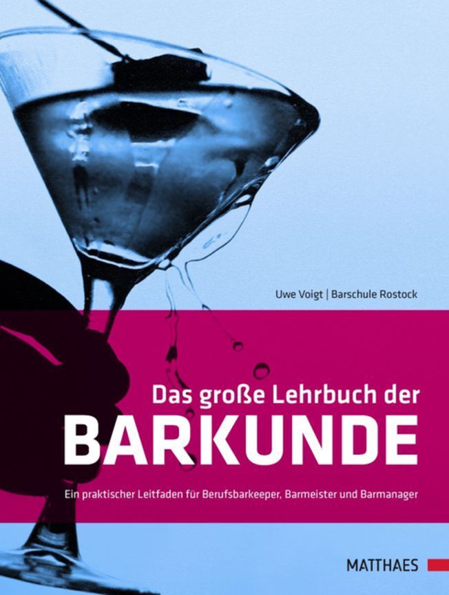 Buchcover mit Cocktailglas. Titel: Das große Lehrbuch der Barkunde. Autor: Uwe Voigt. Verlag: MATTHAES. Untertitel: Ein praktischer Leitfaden.