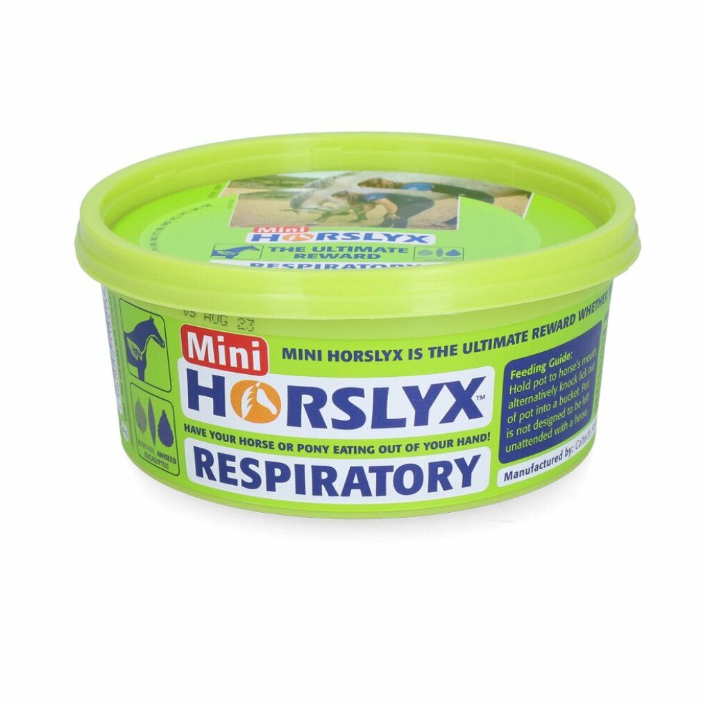 Grüner Behälter mit Produkt. Aufschrift: Mini Horslyx Respiratory. Produktname, Logos und Text. Nahaufnahme.