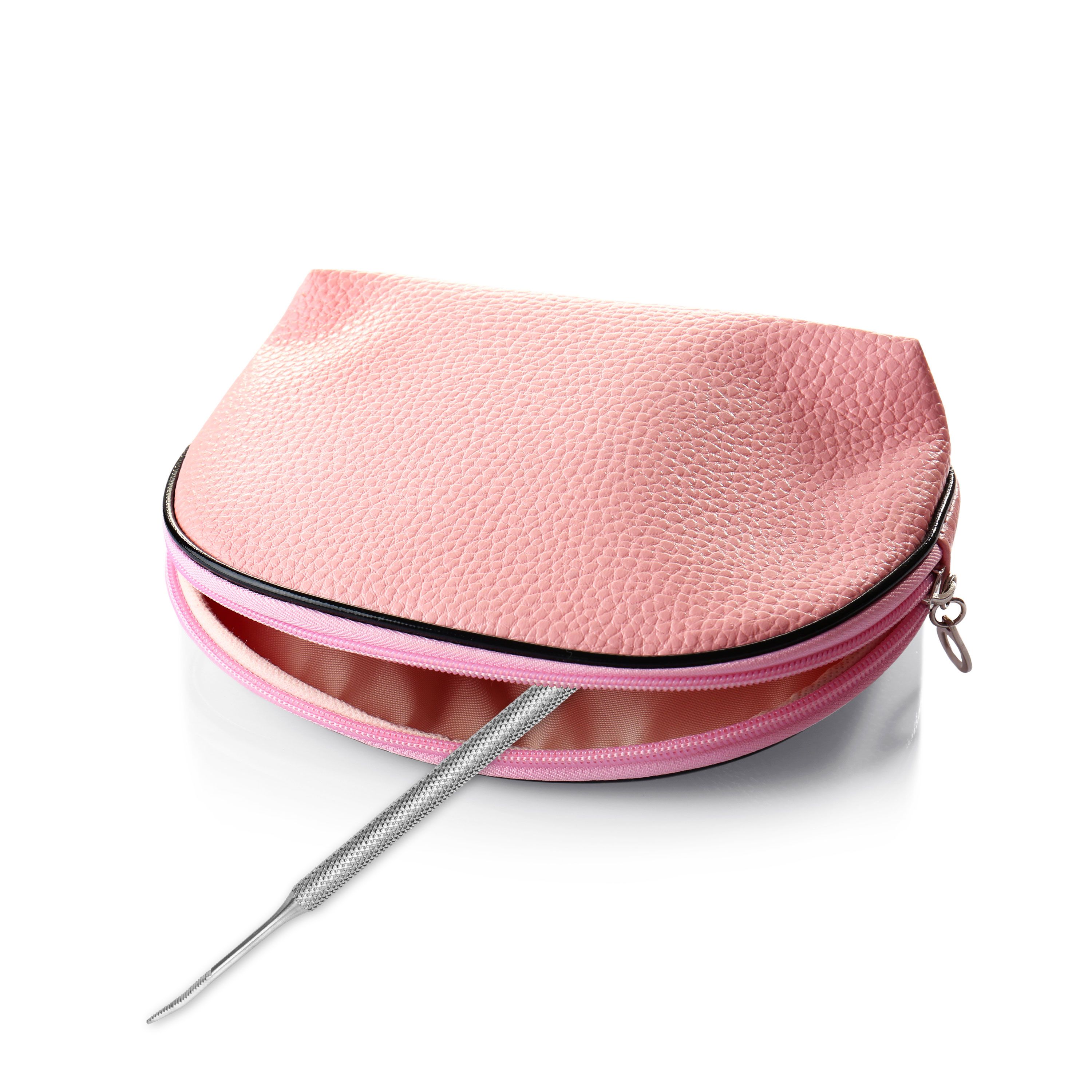 Rosa Kosmetiktasche mit Reißverschluss. Metallfeile ragt heraus. Weißer Hintergrund.