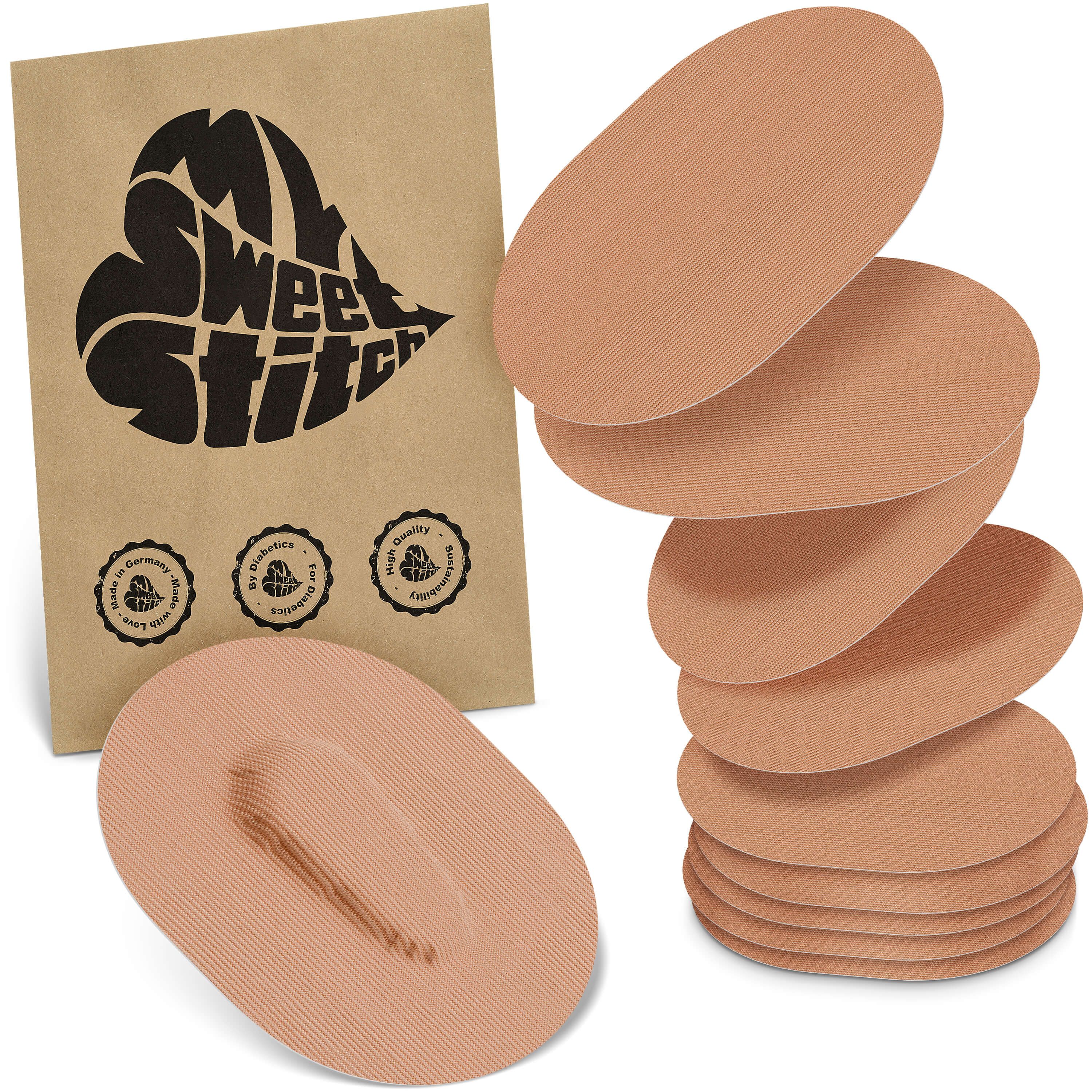Beige, ovale Pflaster und eine Verpackung. Auf der Verpackung steht MySweetStitch. Mehrere Pflaster sind gestapelt.
