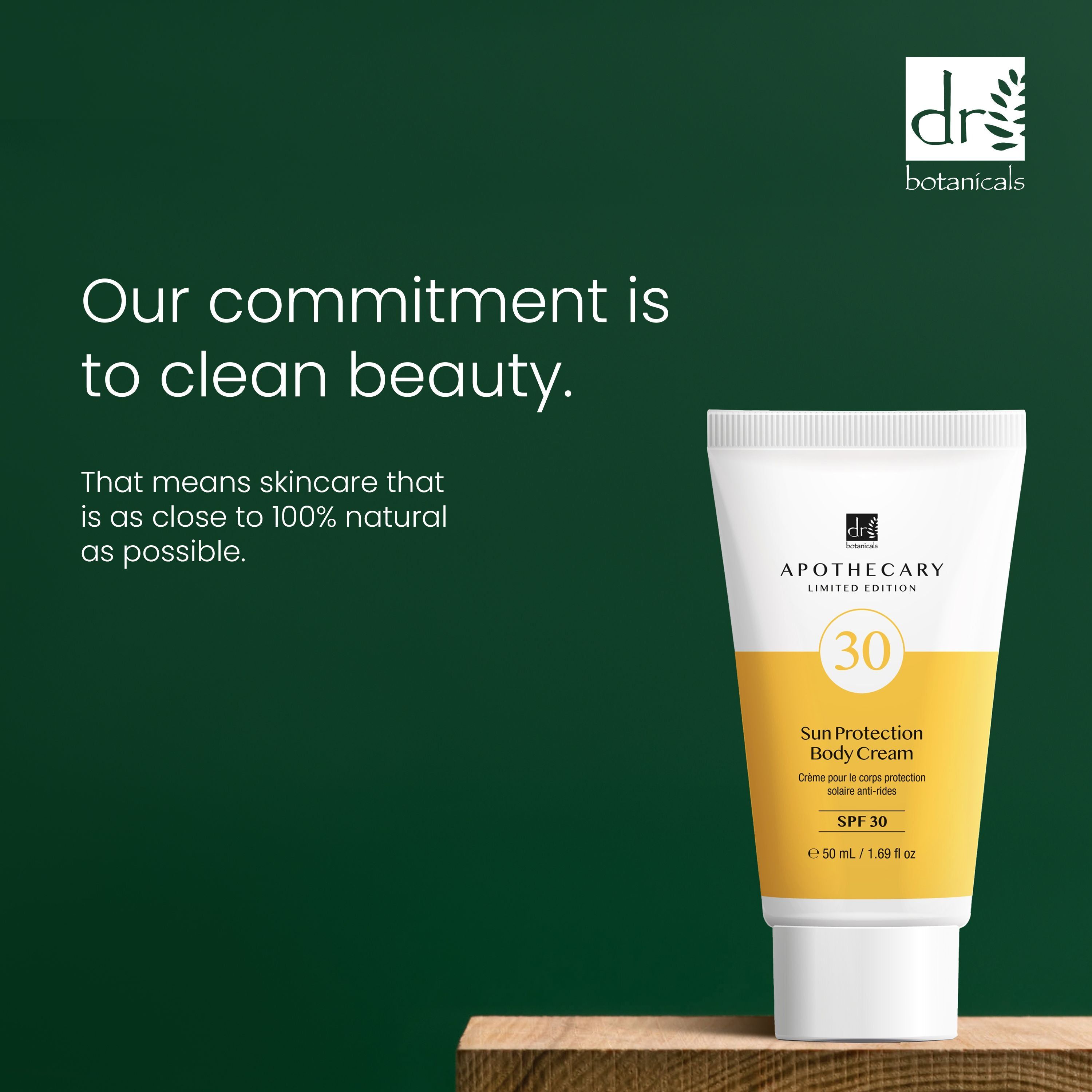 Weiße Tube mit gelbem Etikett. Aufschrift: Apothecary, SPF 30, Sun Protection Body Cream. Text: Our commitment is to clean beauty.