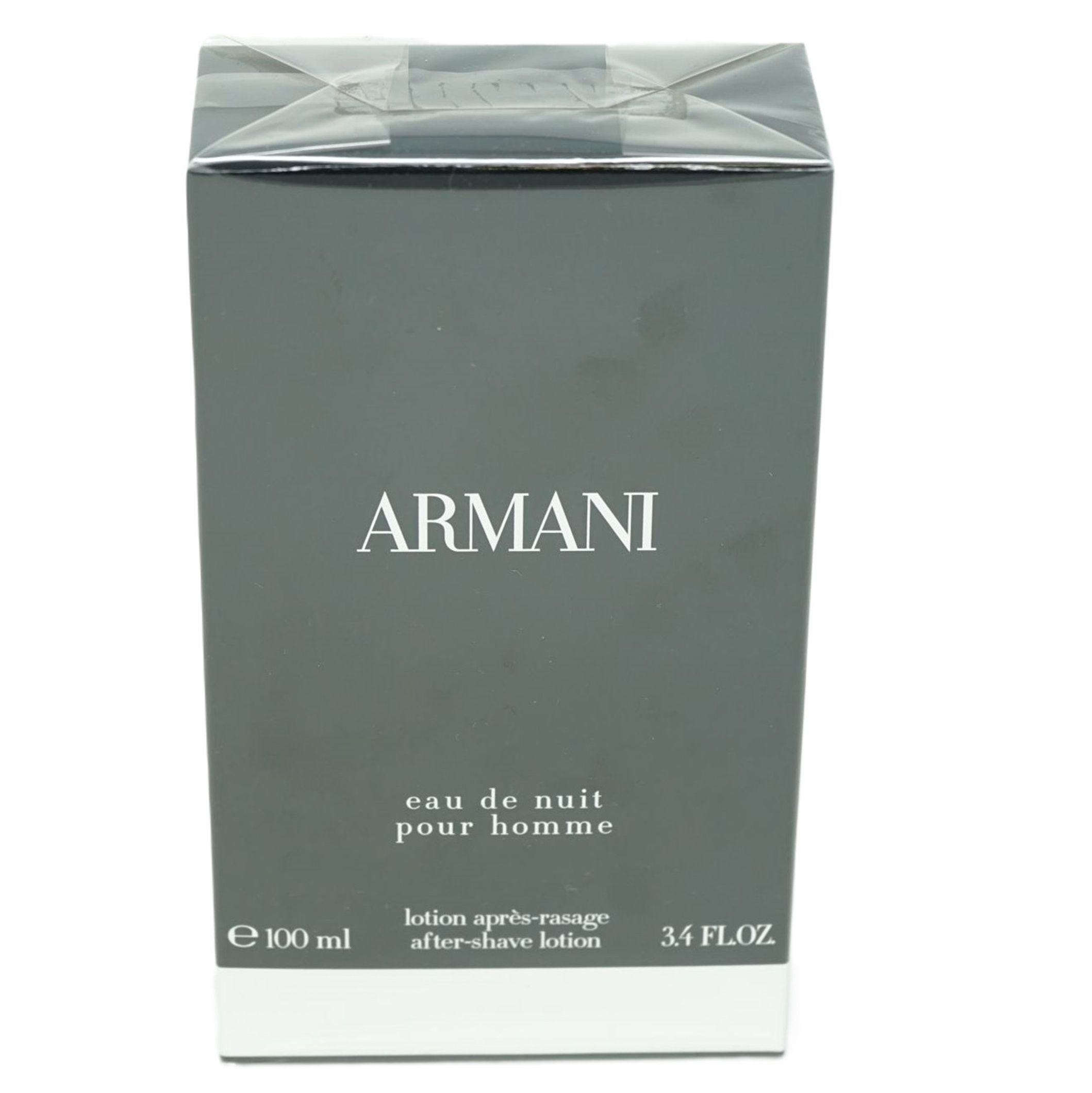 Graue Schachtel mit weißem ARMANI-Schriftzug. Darunter: eau de nuit pour homme, lotion après-rasage, after-shave lotion. Unten: 100 ml, 3.4 FL.OZ.