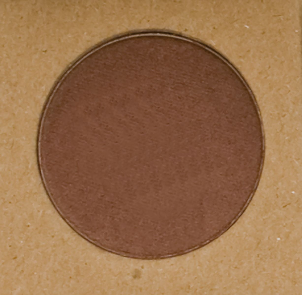 Ein einzelner runder Lidschatten in Braun.