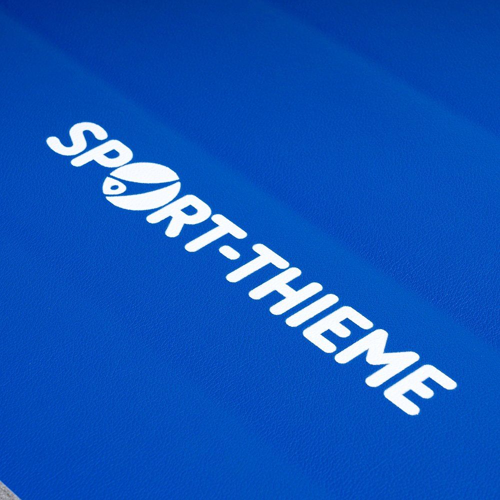 Blaues Sport-Thieme Rolly-Logo auf der Matte. Weißer Schriftzug. Detailaufnahme.