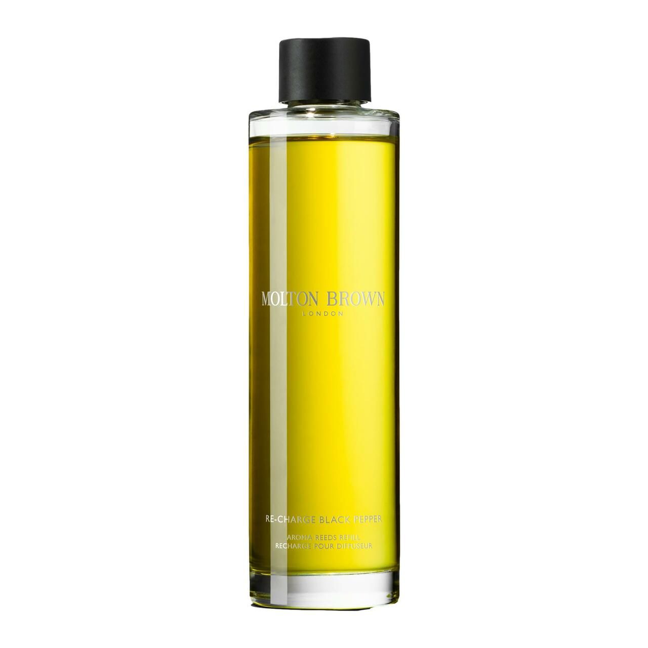 Molton Brown Re-Charge Black Pepper Duftstäbchen Nachfüllpackung. Zylindrische Glasflasche mit schwarzem Deckel. Gelbe Flüssigkeit sichtbar.