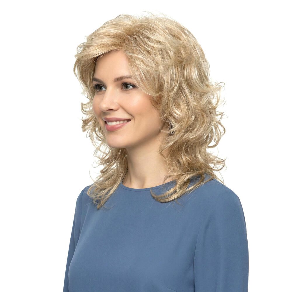 Blond gelockte Perücke. Seitenansicht einer Frau mit blauer Bluse. Die Perücke hat gewelltes Haar.