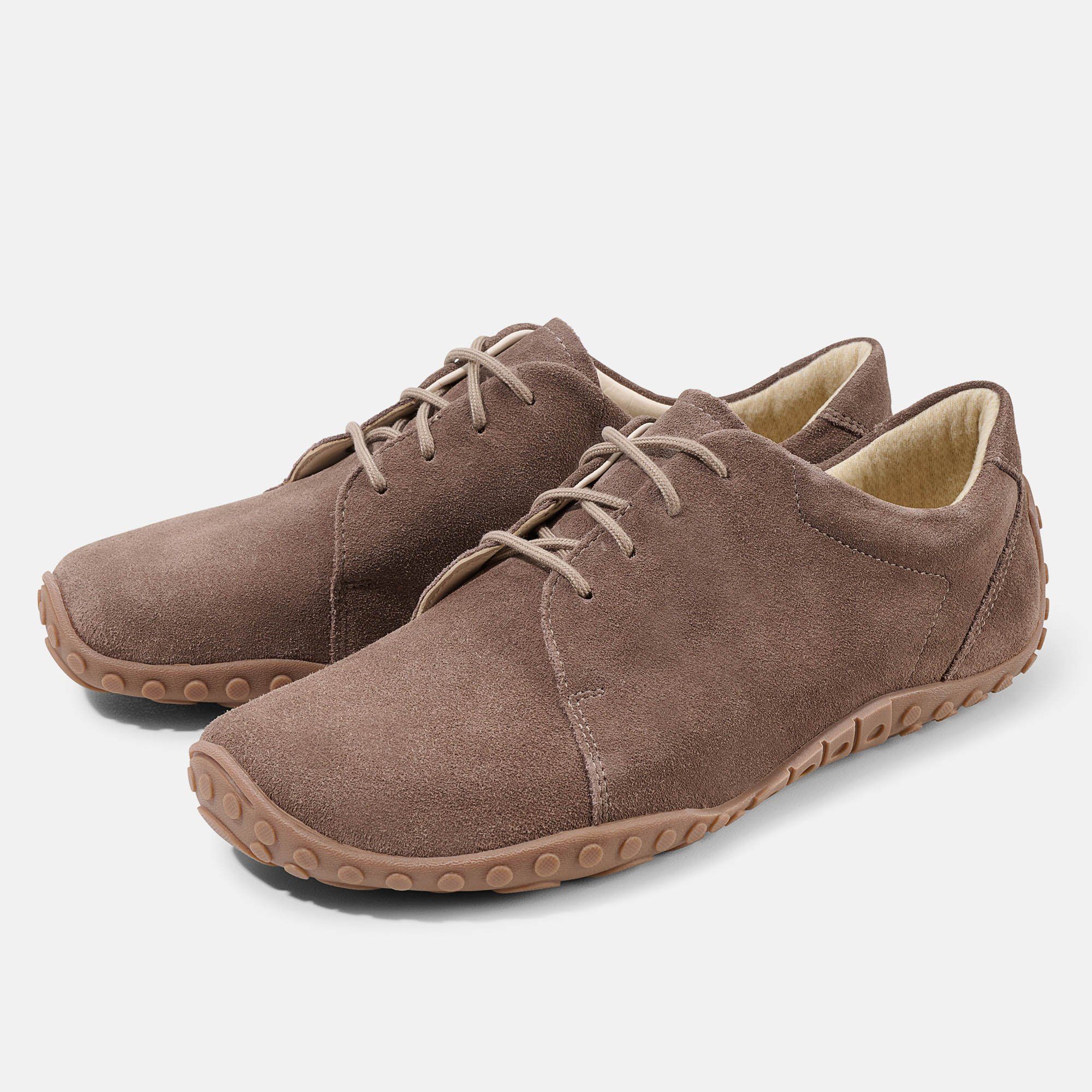 Braune Schnürschuhe, Wildleder, breite Passform. Hellbraune Schnürsenkel und Sohle. Zwei Schuhe nebeneinander.