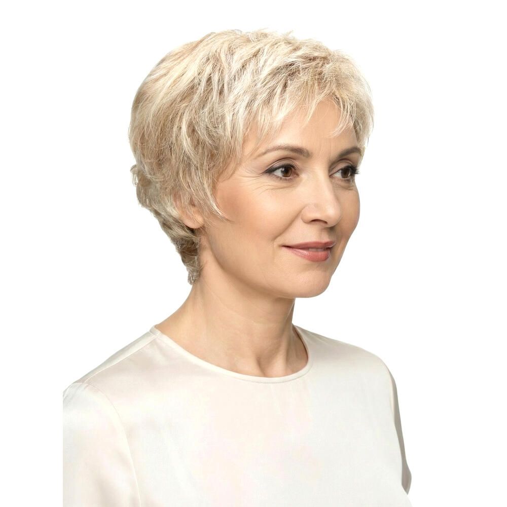 Kurzhaarperücke, blond, DELUXE BREMEN. Frau, Seitenansicht. Helles Haar, kurze Frisur, weißes Oberteil.