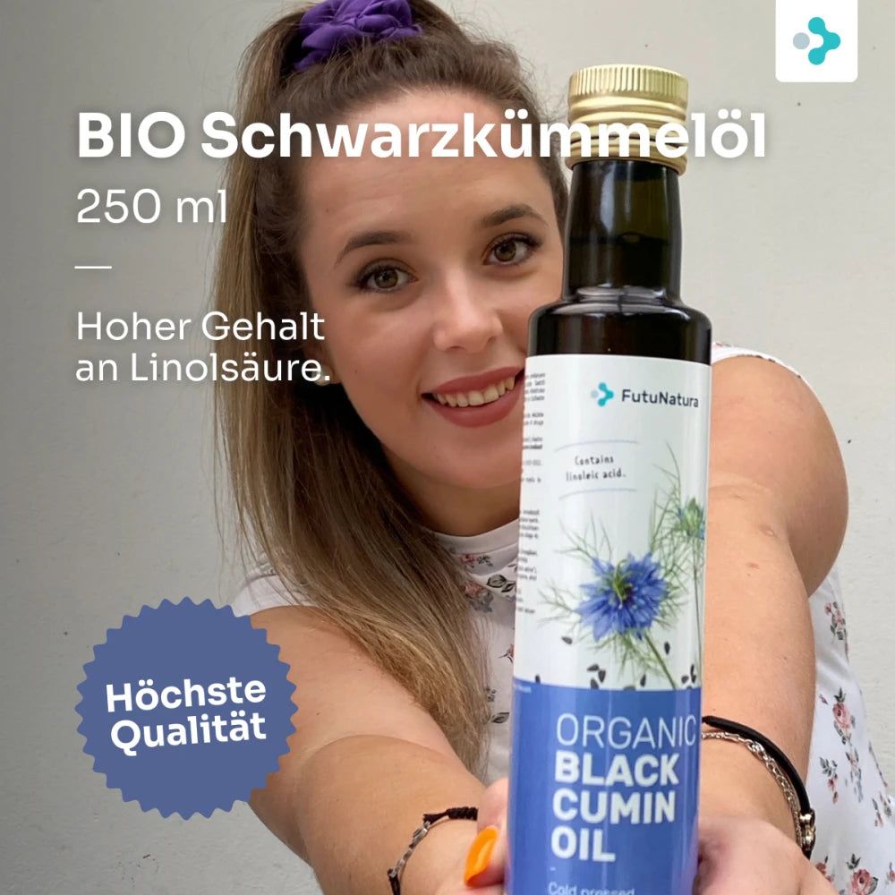 Frau hält eine Flasche Schwarzkümmelöl. Auf der Flasche ist das Etikett mit Produktnamen sichtbar. Höchste Qualität.