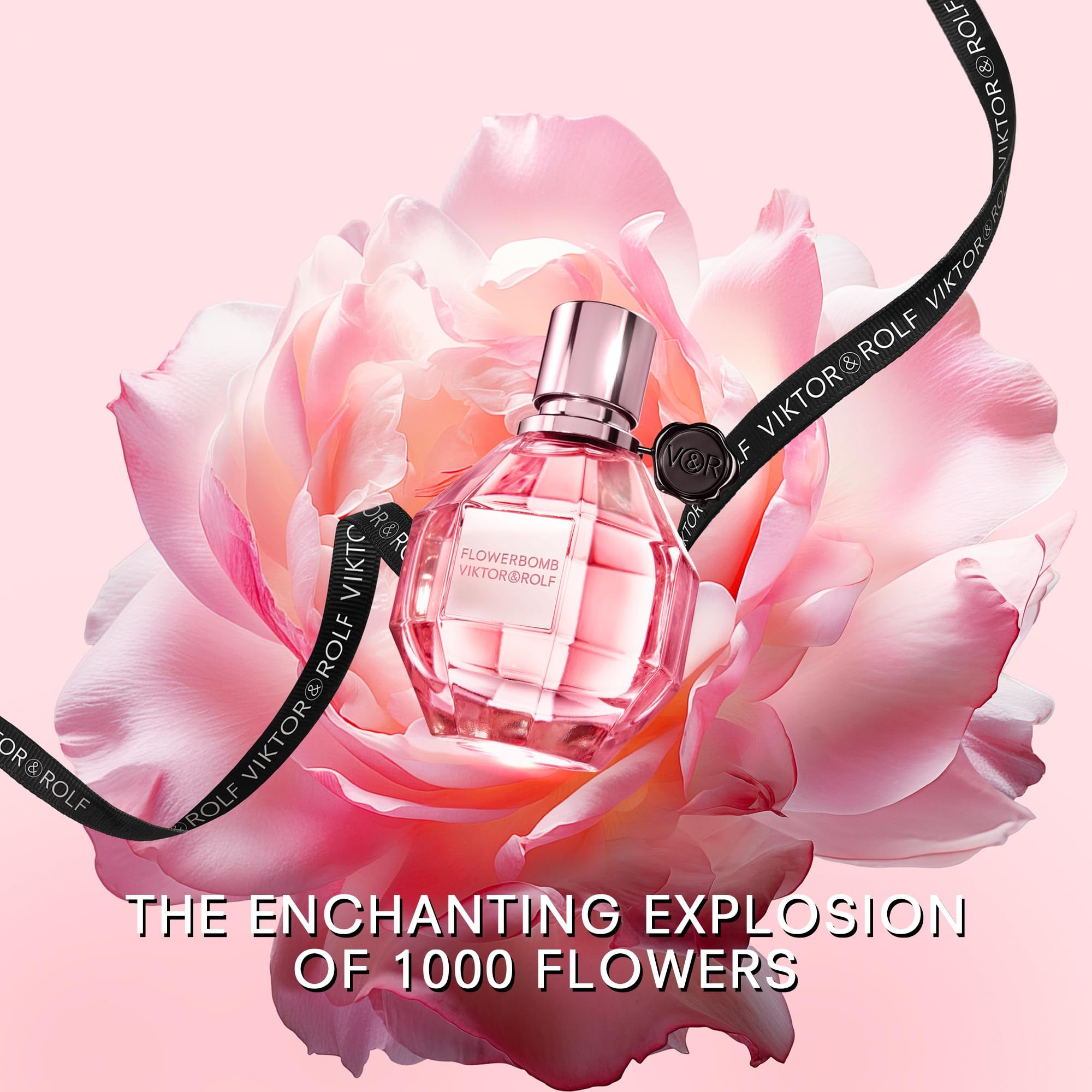 Rosa Flakon vor einer rosa Blüte. Schwarzes Band mit Schriftzug VIKTOR & ROLF. Aufschrift: FLOWERBOMB VIKTOR & ROLF.