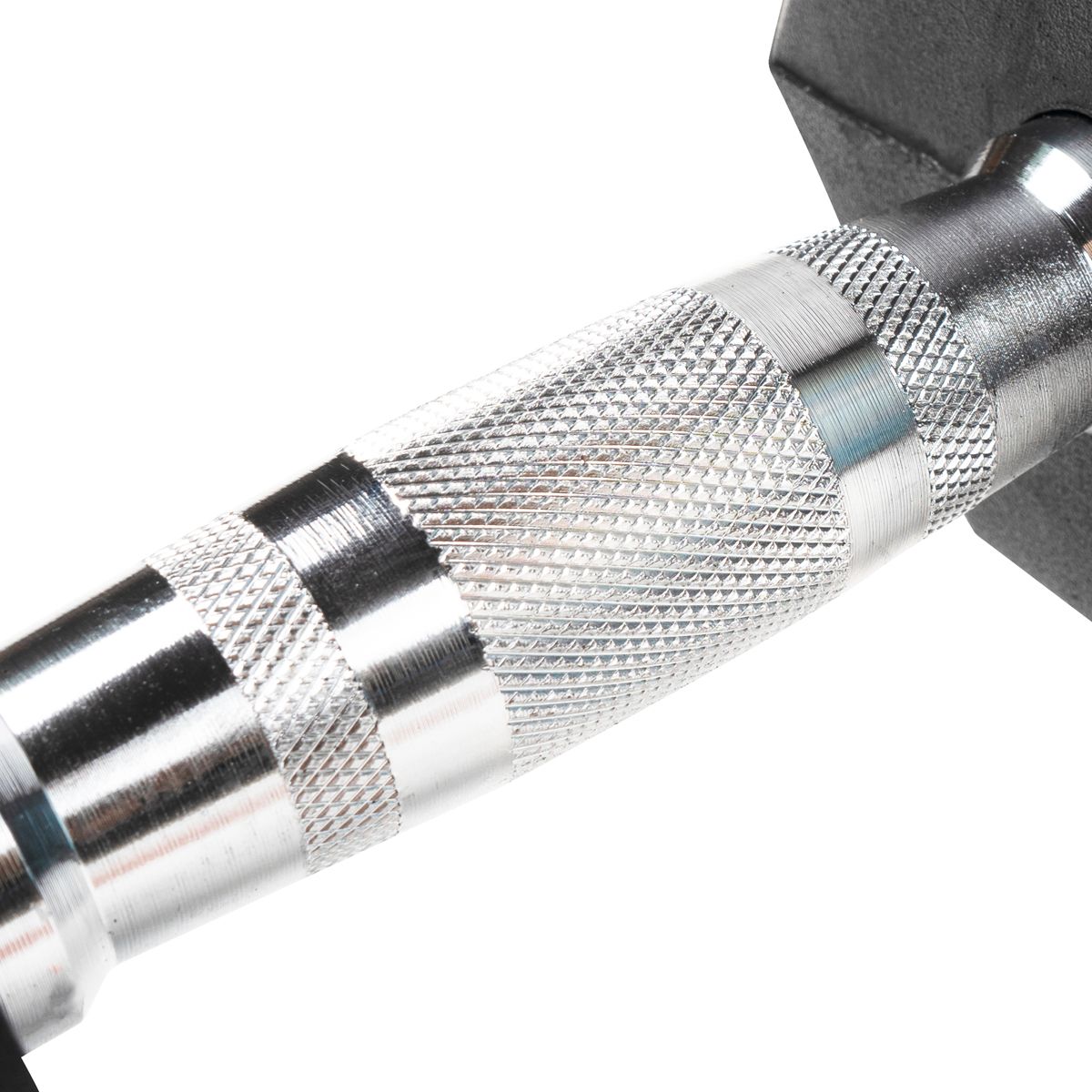 Nahaufnahme des geriffelten Metallgriffs einer Hantel. Silberfarben. Detailansicht.