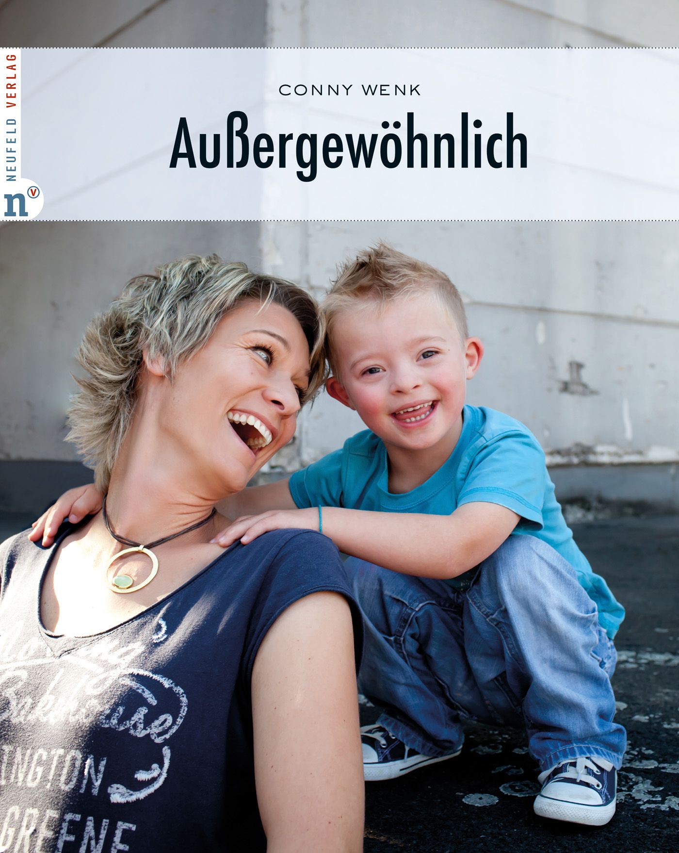 Buchcover mit Titel "Außergewöhnlich" von Conny Wenk. Frau und Kind lächeln. Verlag Neufeld.