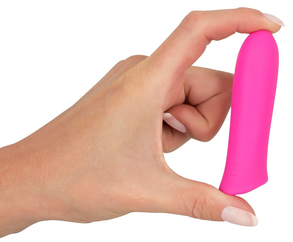 Hand hält pinkfarbenen Vibrator. Zylindrische Form mit abgerundeter Spitze und leicht gebogener Basis.