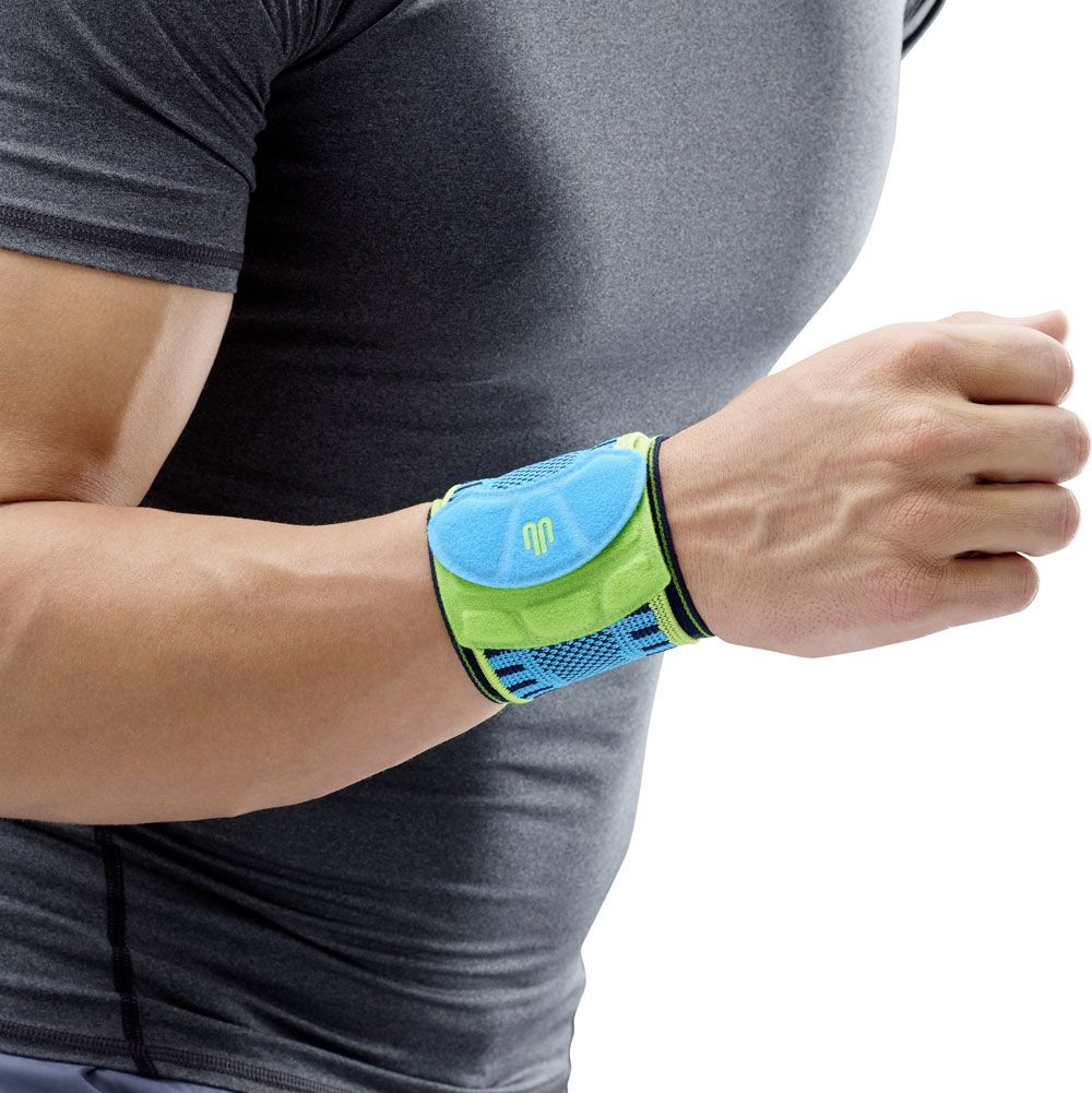 Handgelenkbandage, blau-grün, am Handgelenk eines Mannes. Mesh-Gewebe, Polsterung.