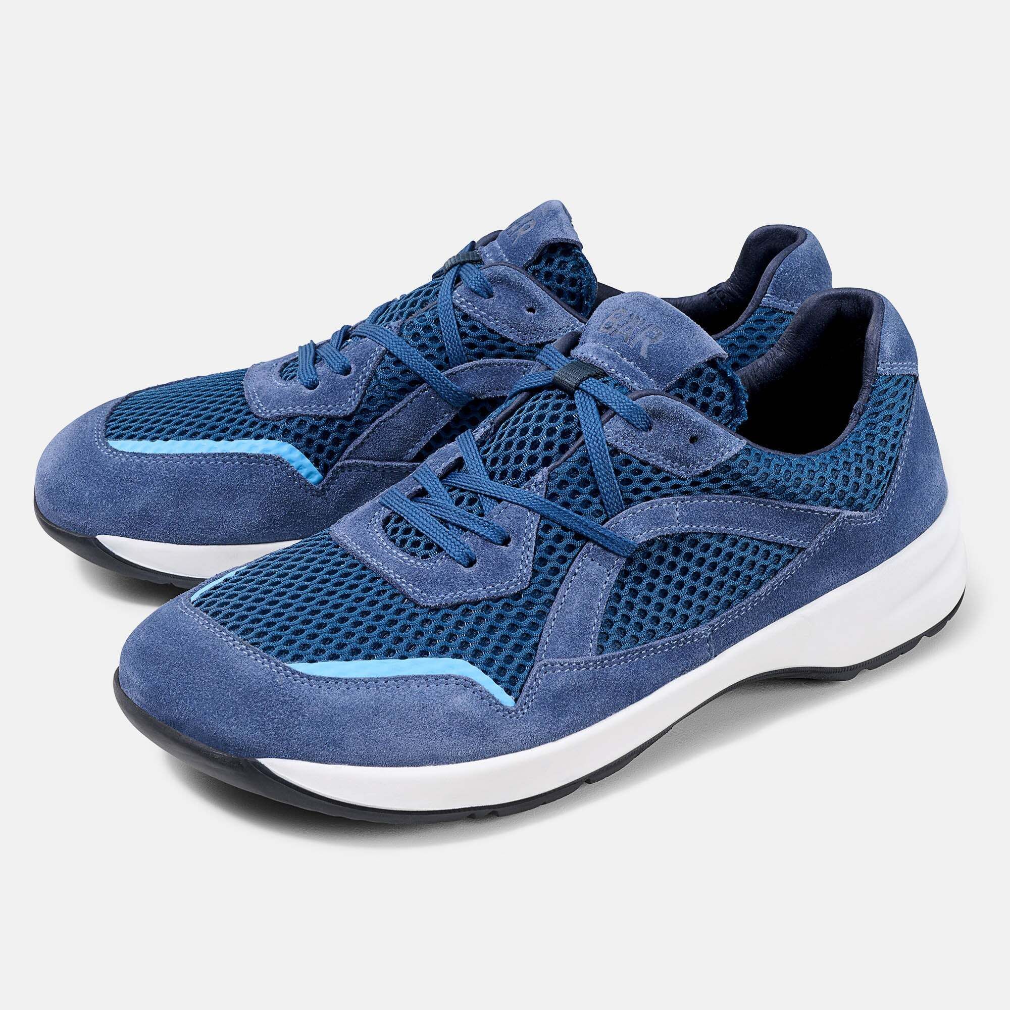 Ein Paar blaue Mesh-Sneaker mit Wildleder-Akzenten und weißer Sohle.