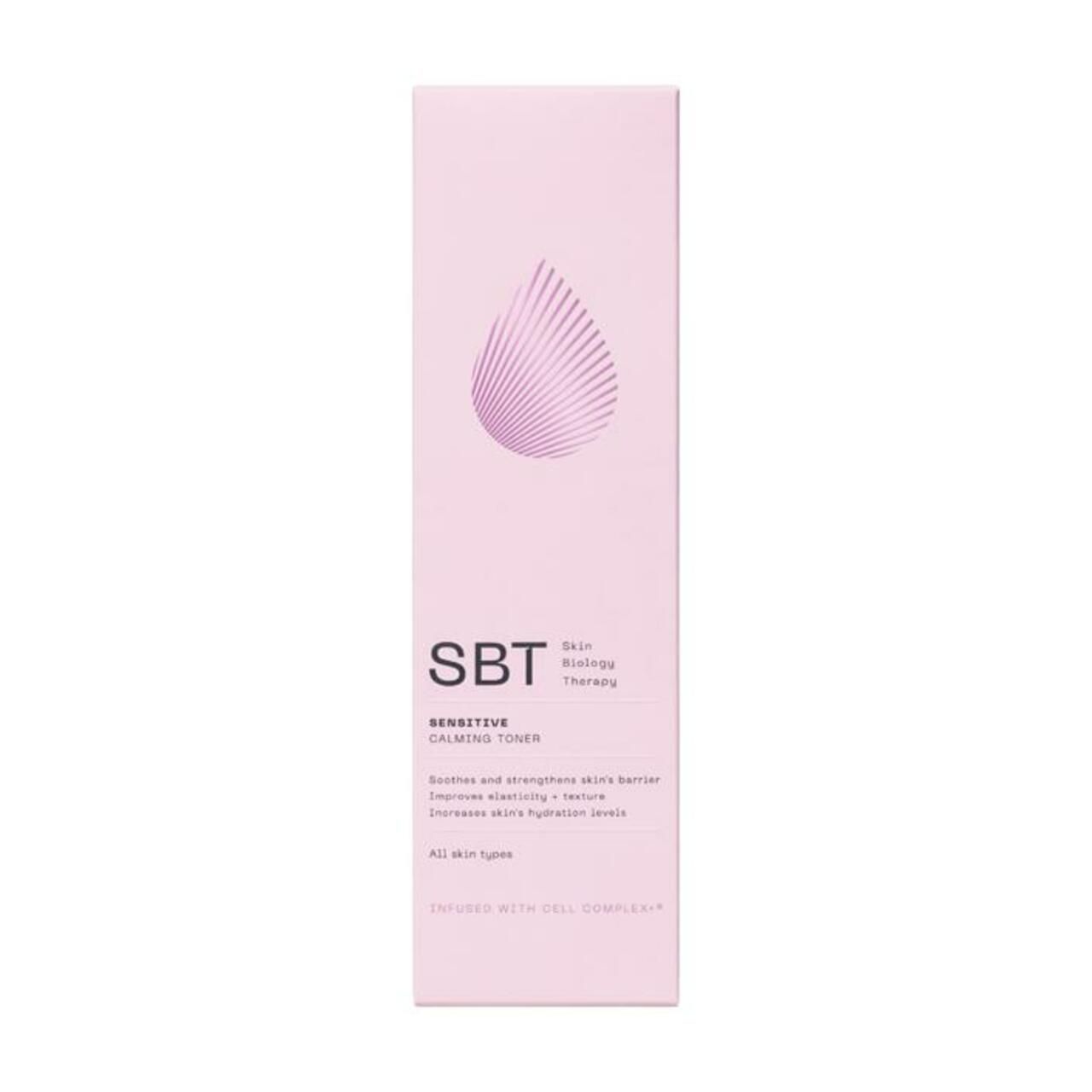 Rosa Verpackung mit Tropfen-Logo und Text. Aufdruck: SBT, Calming Toner. Für sensible Haut.