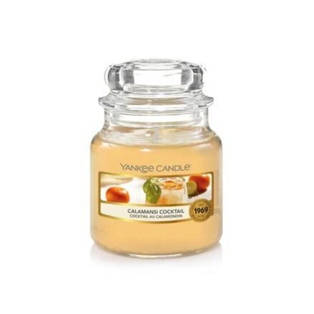 Duftkerze im Glas mit Deckel. Aufkleber mit Produktbild und Schriftzug. Marke Yankee Candle.