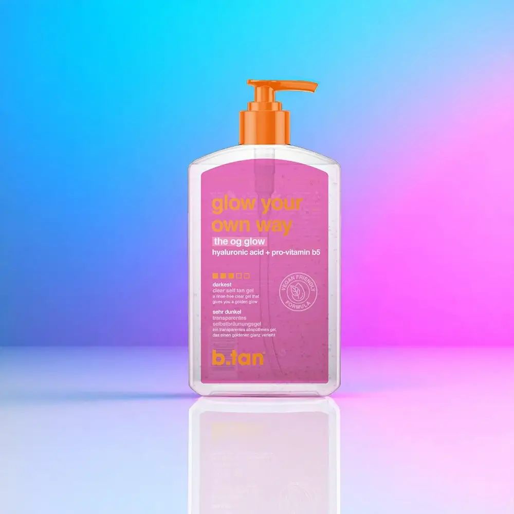 Transparente Flasche mit rosa Etikett. Aufschrift: "glow your own way", "the og glow", "b.tan". Vegan-Logo.