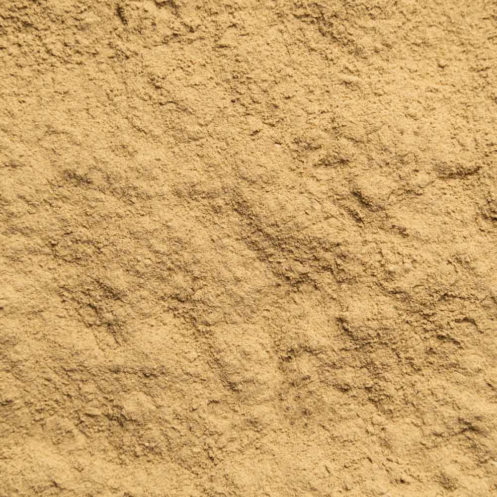 Nahaufnahme von braunem Pulver. Textur mit feinen Partikeln. Keine weiteren Details erkennbar.