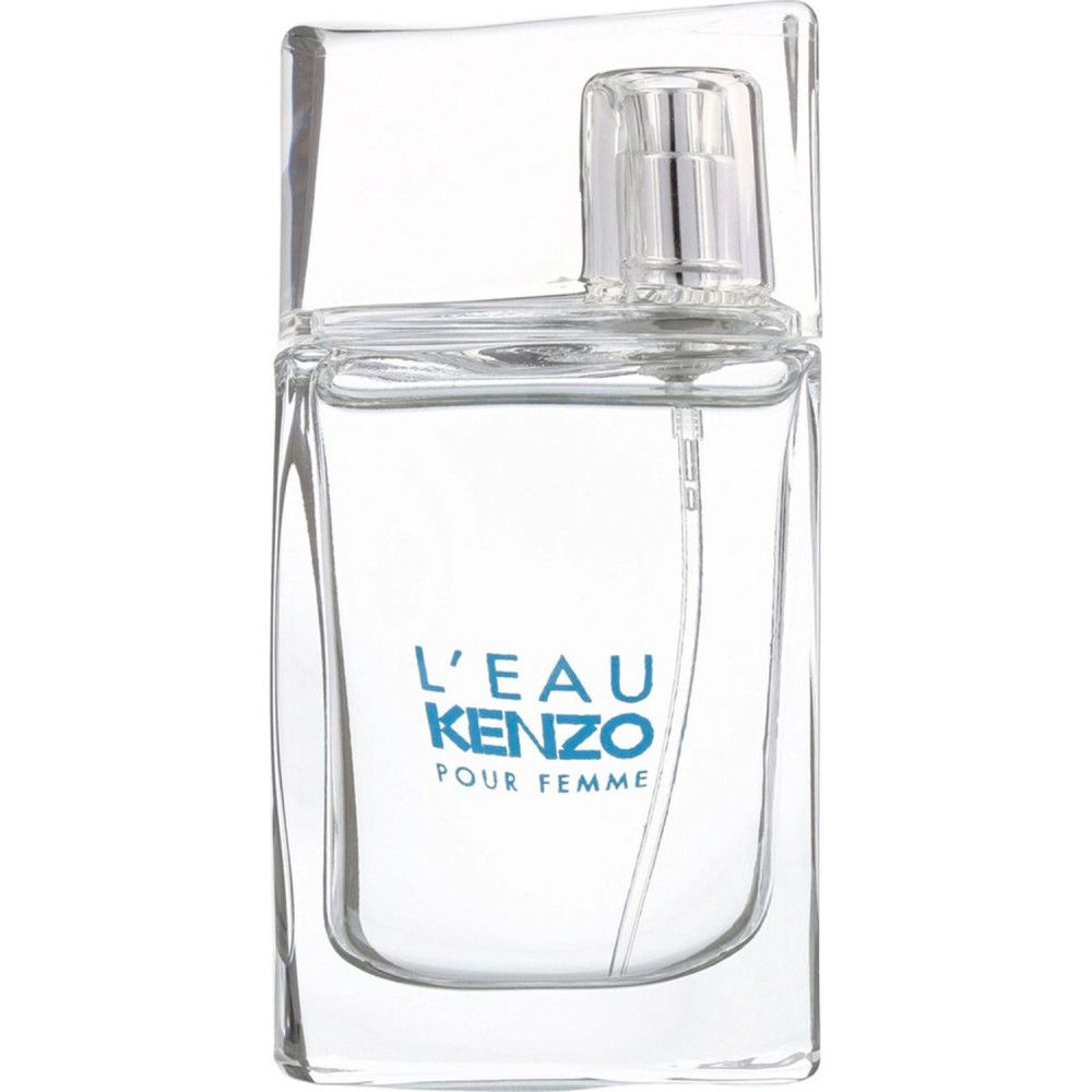 Kenzo L'Eau Kenzo Pour Femme Flakon. Rechteckiger Flakon, transparente Flüssigkeit, silberner Sprühkopf. Text: L'EAU KENZO POUR FEMME.