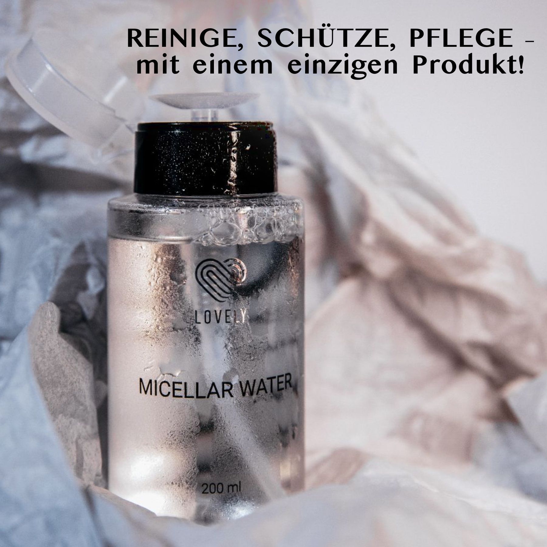 Eine Flasche Mizellenwasser mit geöffnetem Deckel. Text: Reinigen, schützen, pflegen - mit einem einzigen Produkt!