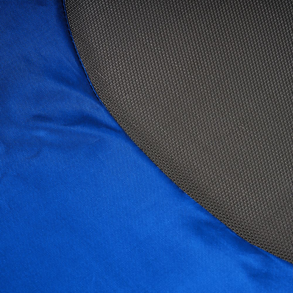 Nahaufnahme von Trampolinmaterialien. Schwarze Sprungfläche, blauer Rand. Runde Form.