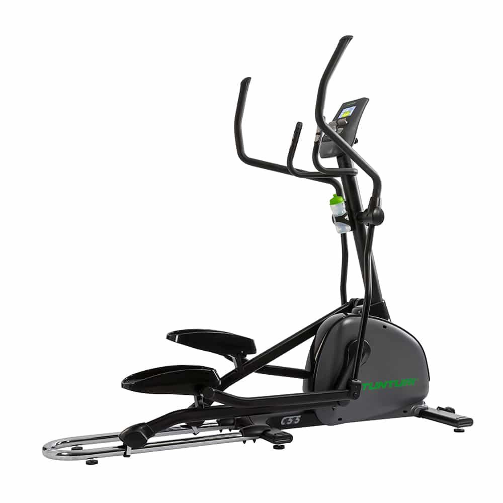 Crosstrainer, schwarz mit grünen Akzenten. Griffe, Pedale und Konsole. Wasserflasche am Rahmen.