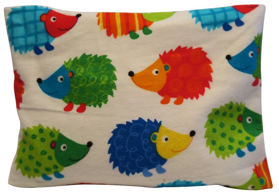 Rechteckiges Wärmekissen mit bunten Igel-Motiven auf weißem Stoff. Igel in Blau, Grün, Rot und Orange. Keine Größenangabe.