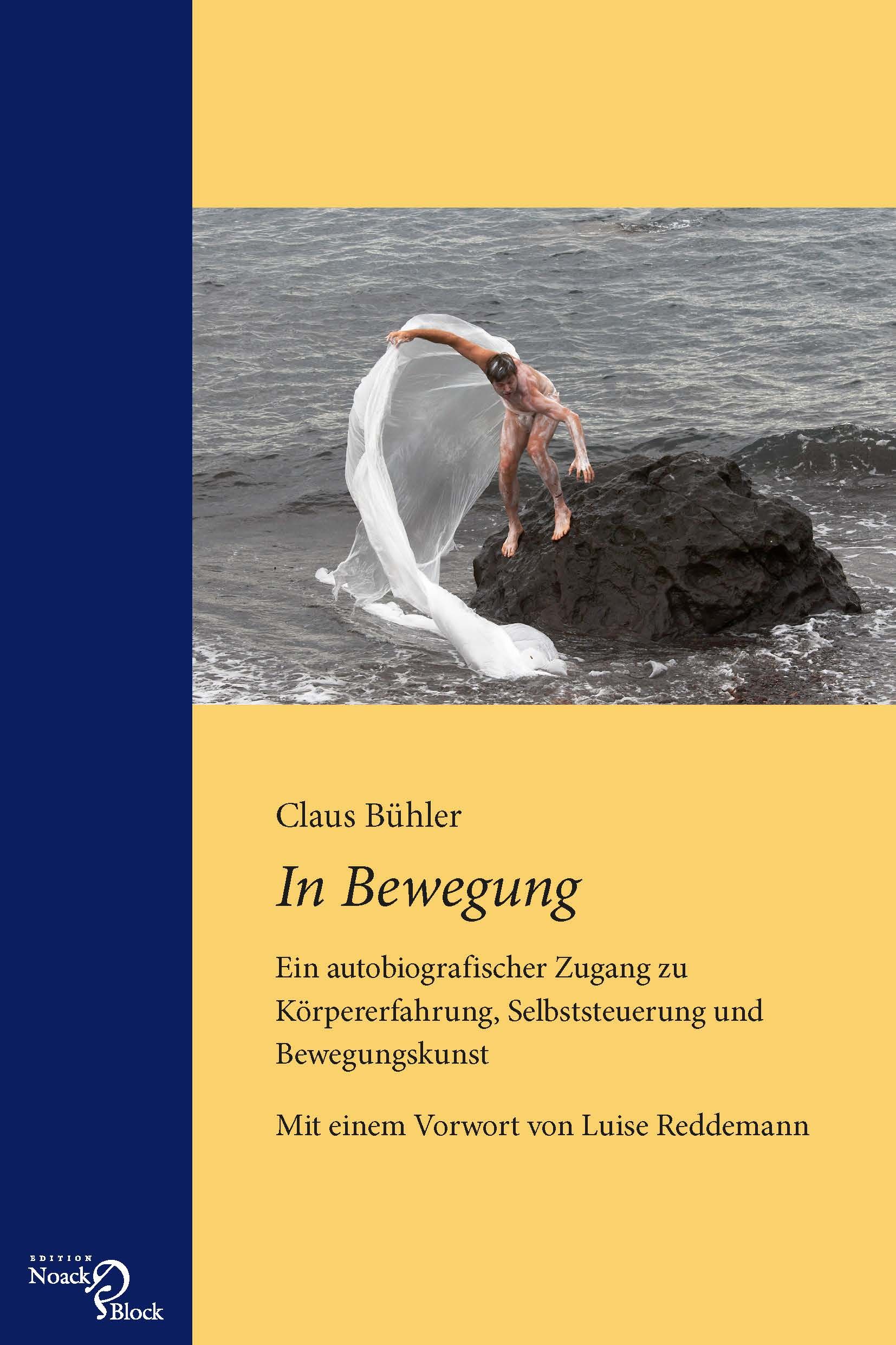 Buchcover mit dem Titel "In Bewegung". Autor: Claus Bühler. Auf gelbem Hintergrund eine Person am Meer mit weißem Tuch.