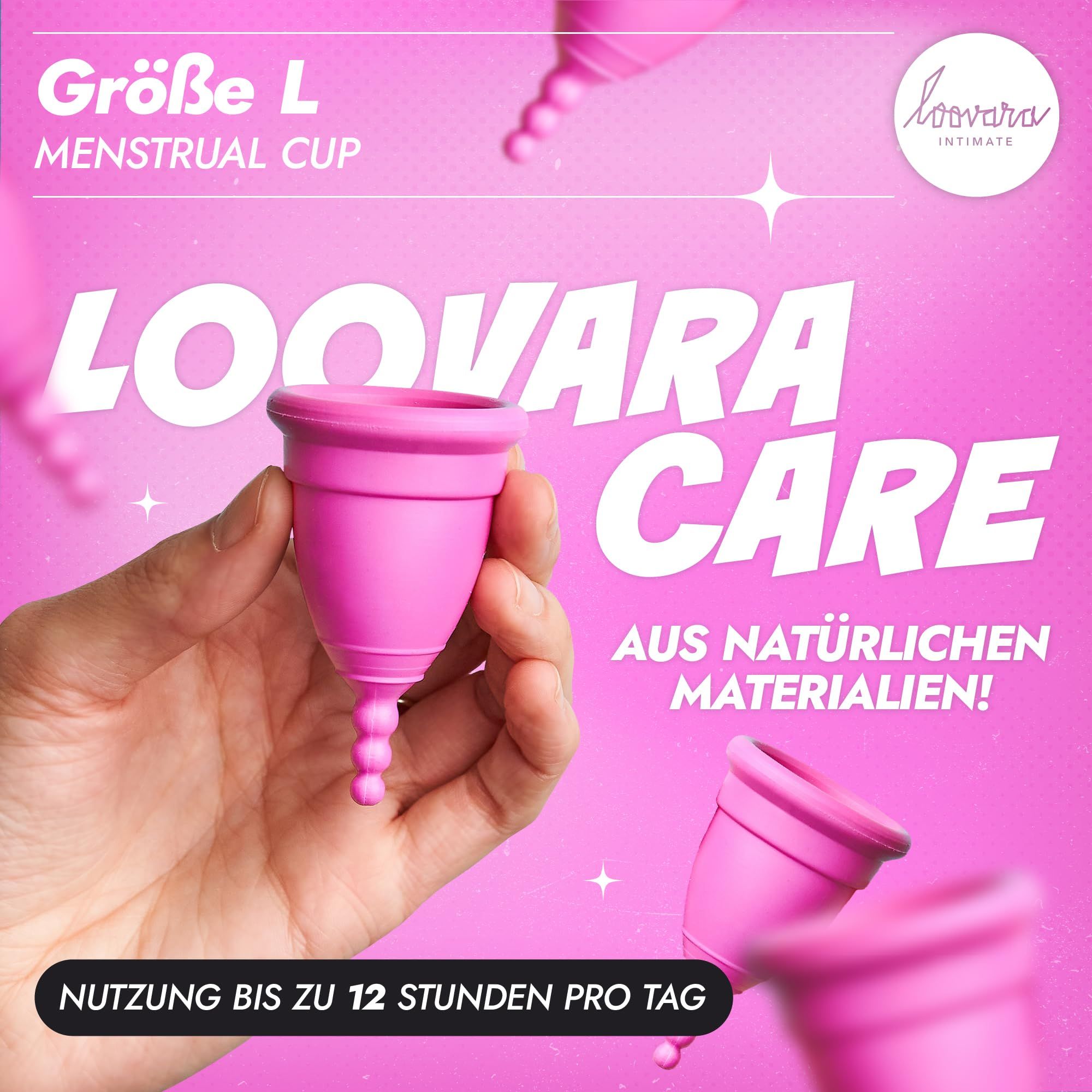 Größe L Menstruationstasse aus Naturkautschuk, gehalten in einer Hand. Rosa, mit Stiel.