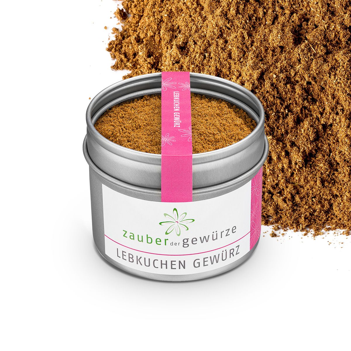 Gewürzmischung in Dose. Silberne Dose mit Etikett und pinkfarbenem Band. Aufschrift: Zauber der Gewürze Lebkuchen Gewürz. Helle Umgebung.