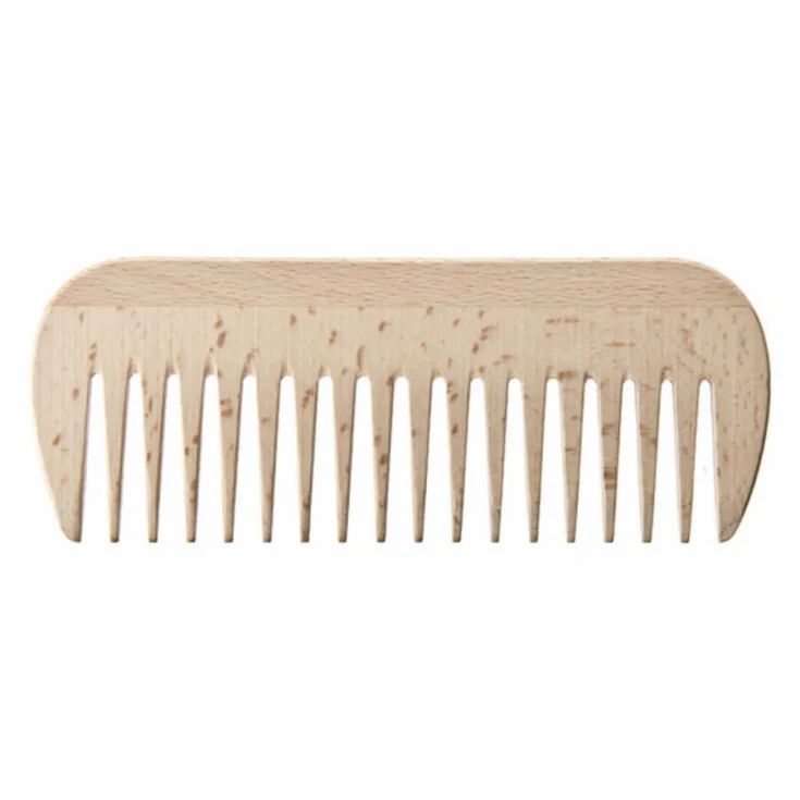 Holzkamm mit breiten Zinken. Hellbraunes Holz mit sichtbarer Maserung. Abgerundete Form. Zinken in regelmäßigen Abständen.