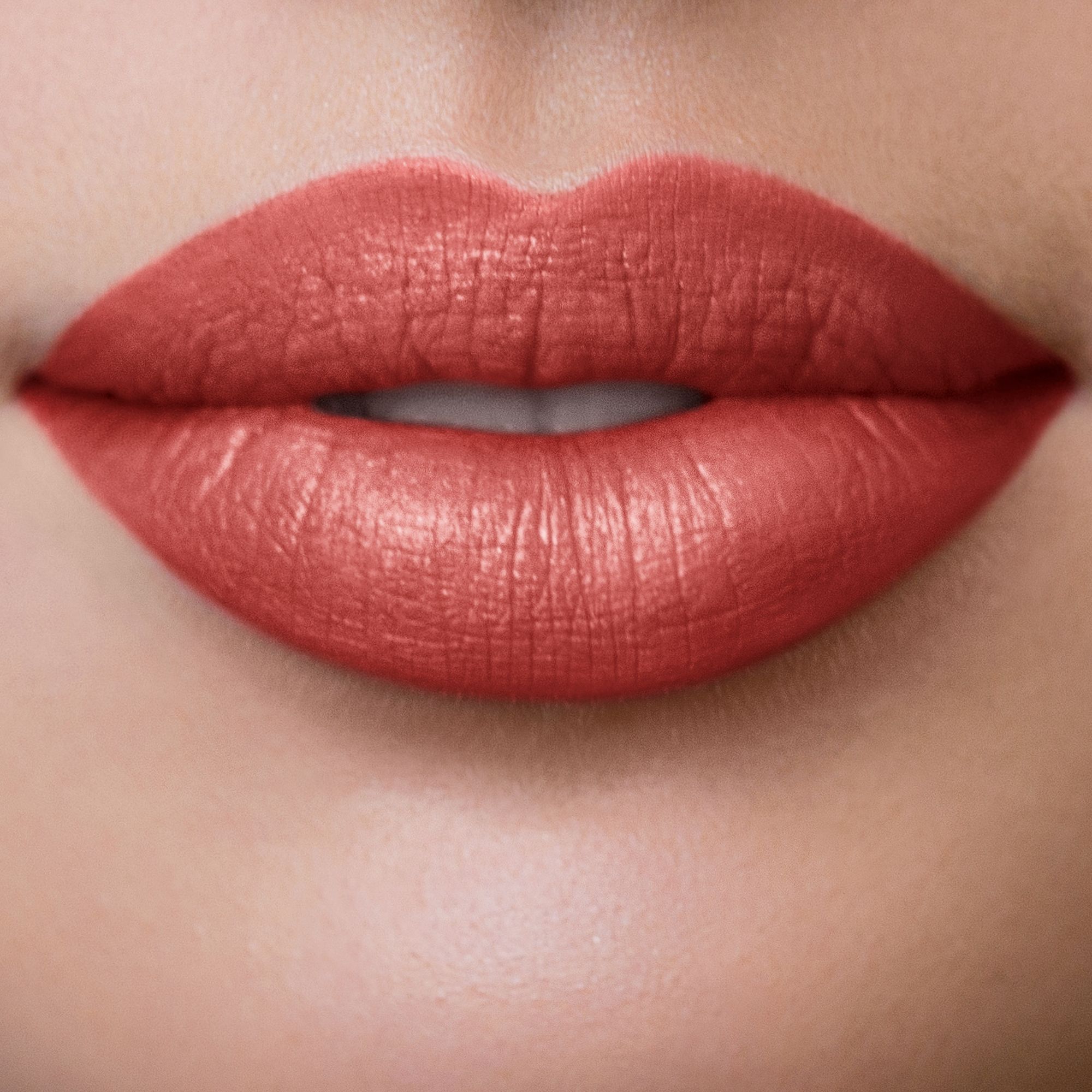 Nahaufnahme von Lippen, bedeckt mit rotem Lippenstift.