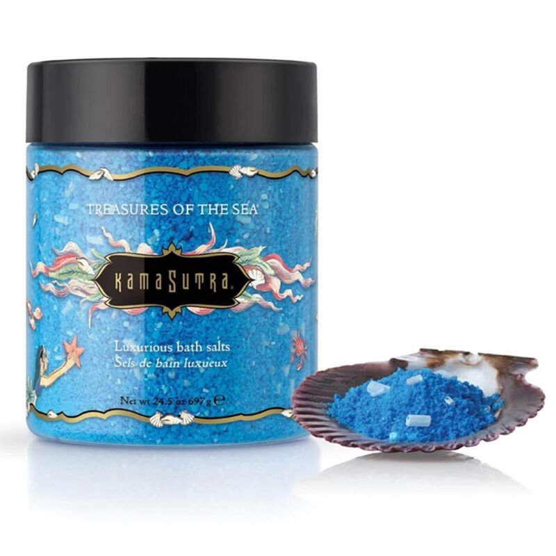 Blaues Badesalz in Dose und Muschel. Dose mit schwarzem Deckel, Aufschrift "Kama Sutra". Muschel mit Salz daneben.