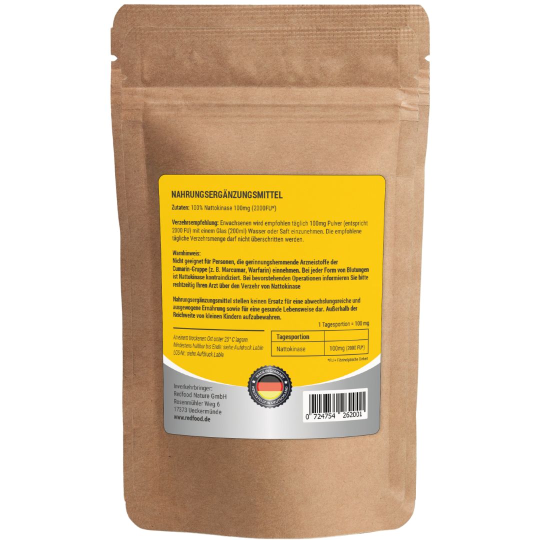 Braune Tüte mit gelbem Etikett. Text: Nahrungsergänzungsmittel. Enthält Nattokinase Pulver. Aufdruck mit Inhaltsstoffen und Dosierung.