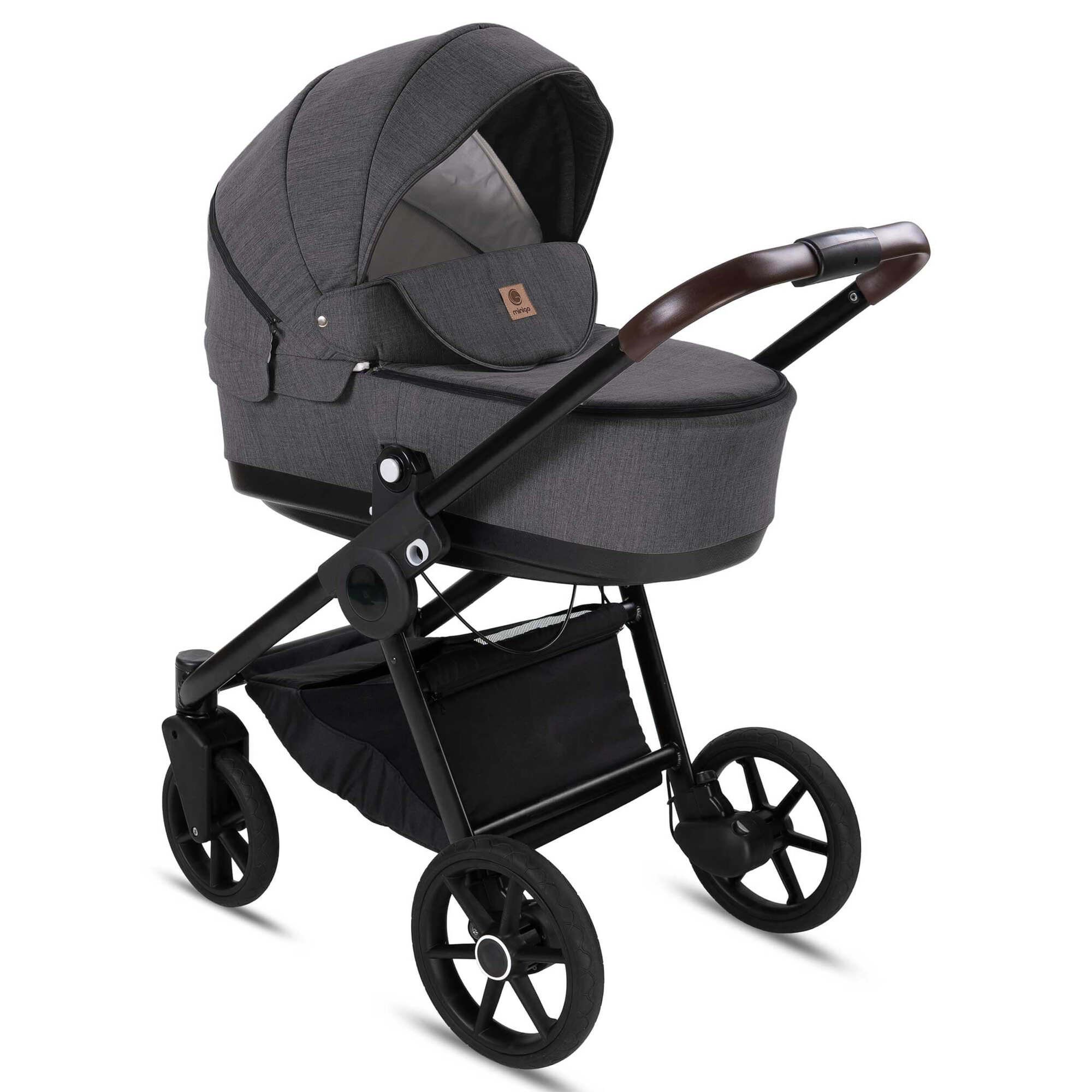 Anthrazitfarbener Kombikinderwagen. Schwarzes Gestell, große Räder, brauner Griff. Babywanne mit Verdeck und Korb.